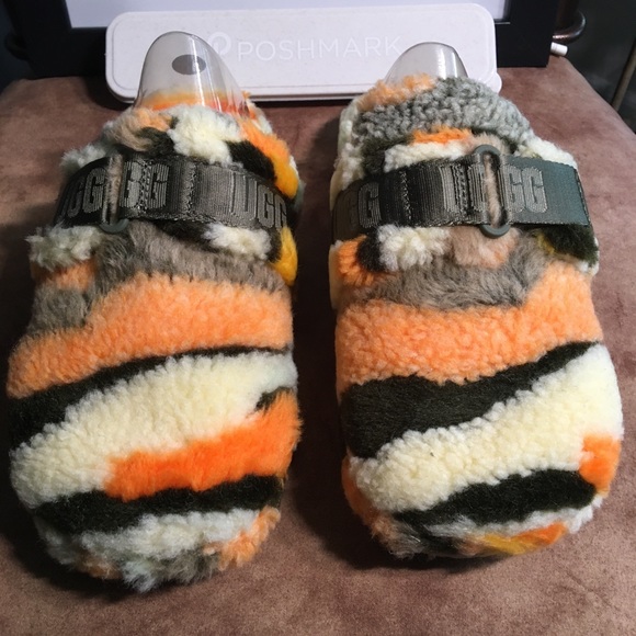 UGG NIB AUTHENTIC FLUFF IT CALI COLLAGE OLIVE UNISEX SLIPPERS - Picture 1 of 16